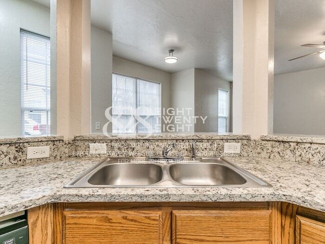 Building Photo - *AVAILABLE NOW!* Spacious 3 Bed/2.5 Bath Duplex Townhome Available in Norman!