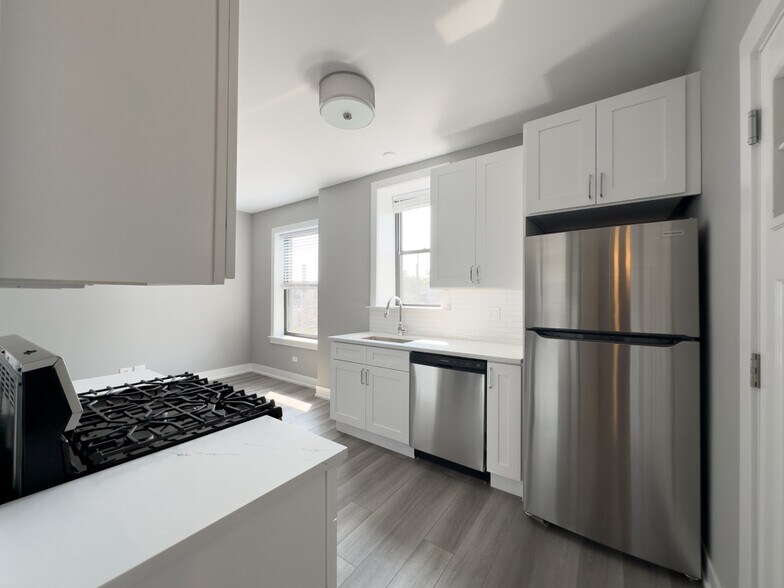 Building Photo - 3942 N Janssen Ave