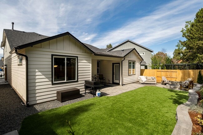 Building Photo - Spacious 4 Bedroom Gem with Private Backya...