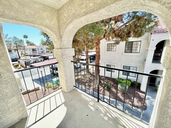 Building Photo - ADORABLE UPSTAIRS CONDO! 2 BEDROOM / 2 FUL...