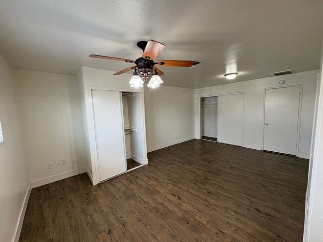 Building Photo - Spacious SE Tulare Home Near Shopping Centers Rent Ready!