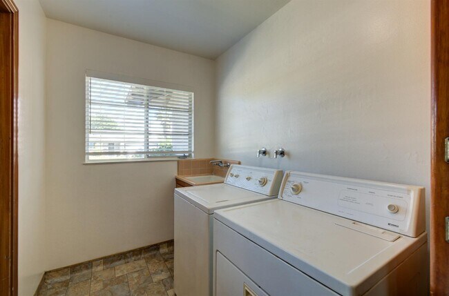 Building Photo - 123 W McKinley Ave