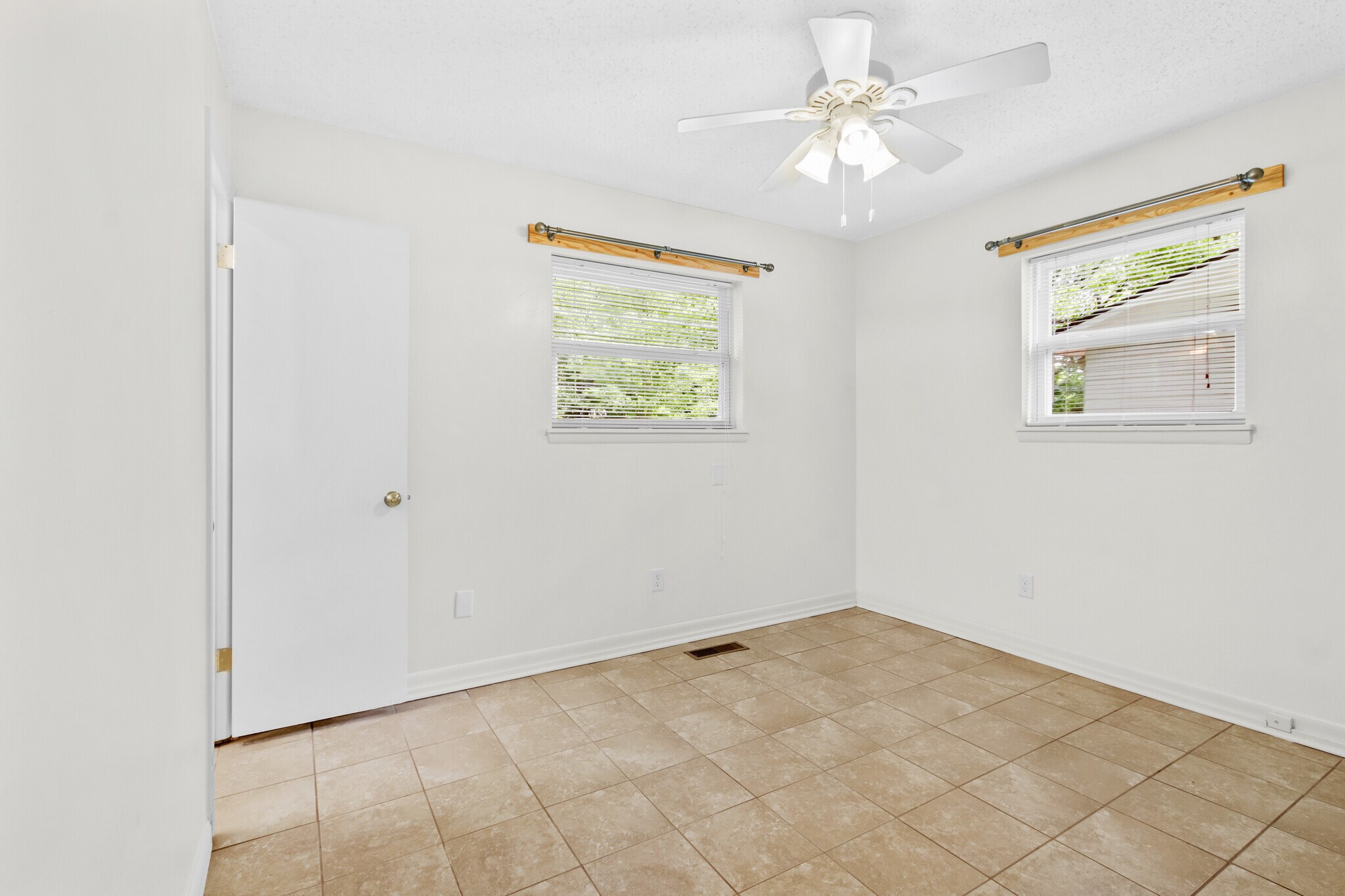 Building Photo - 840 W Davis St