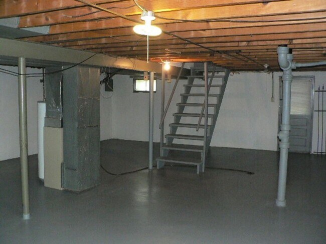 Building Photo - Hickory House Apt.