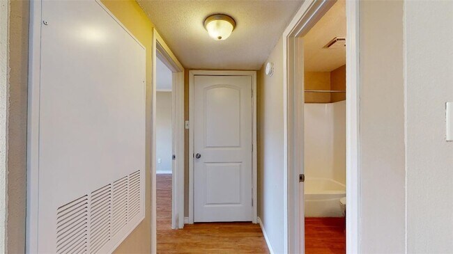 Building Photo - 904 University Oaks Blvd