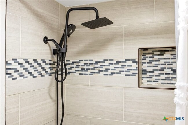 Building Photo - 1135 Parkview Dr