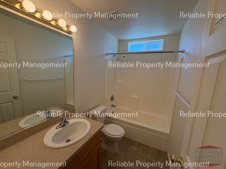 Building Photo - 1150 Kingswood Cir