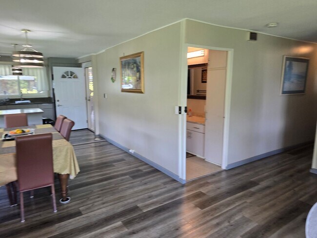 Building Photo - Central, 4 Parking Available, Furnished or...