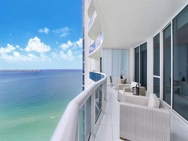 Building Photo - 15811 Collins Ave
