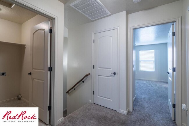 Building Photo - Cozy Townhome with Community Pool
