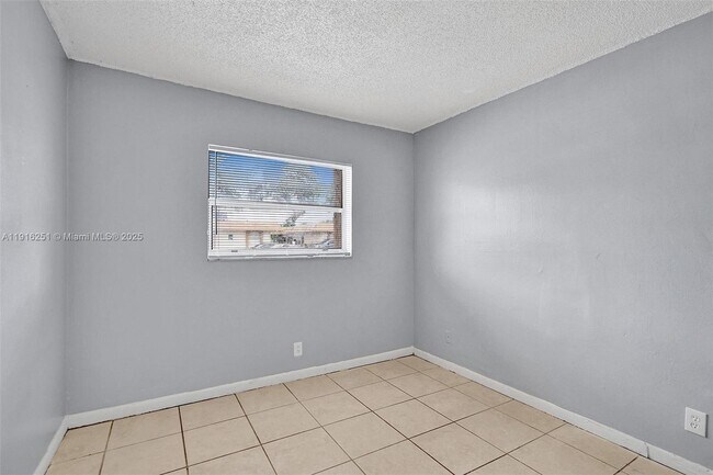 Building Photo - 5316 NW 24th Ct