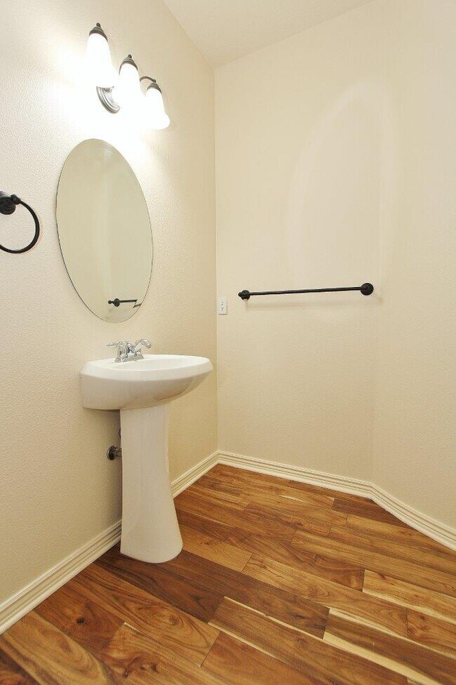 Building Photo - 2122 W Pine Ave