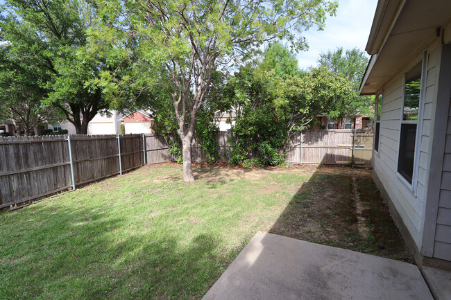 Building Photo - 1000 Warbler Ln