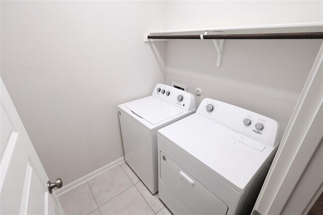 Building Photo - 821 Olive Creek Dr