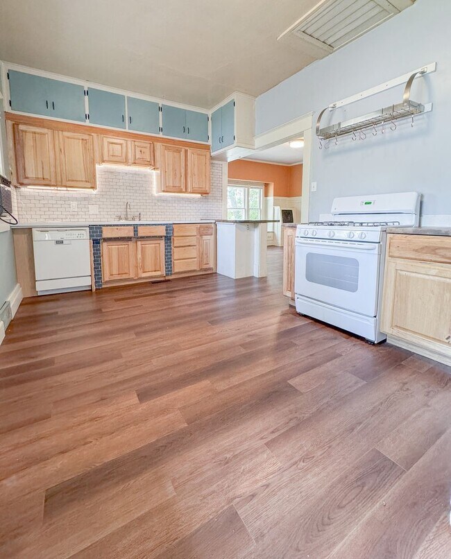 Building Photo - 2 BED/ 2 BATH SINGLE FAMILY HOME