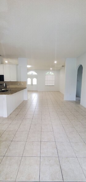 Building Photo - 420 SE 23rd Ln