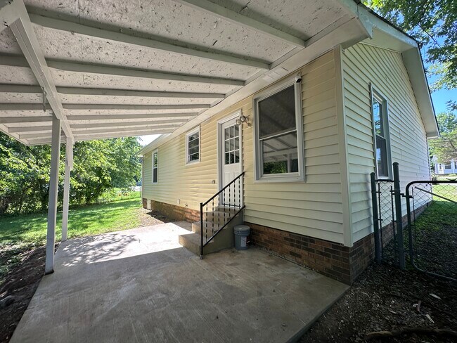 Building Photo - 701 Shelton Cir