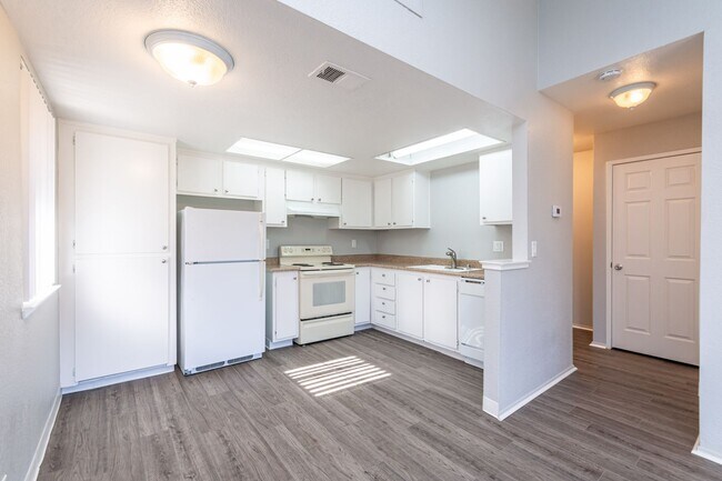 Interior Photo - River Oaks Apartments