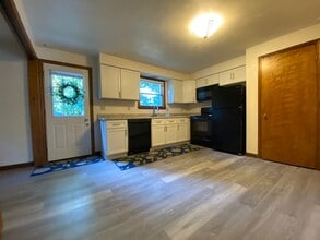 Building Photo - Spectacular 2 BR / 1.5 BR Townhouse in Lat...