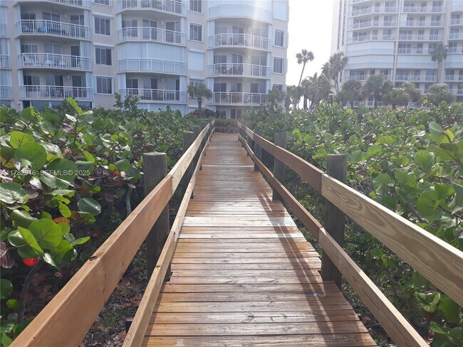 Building Photo - 3880 N Hwy A1A