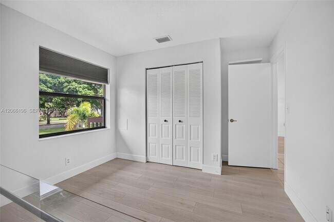 Building Photo - 4626 Lucerne Lakes Blvd E