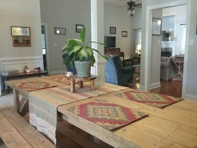 Building Photo - Evans Home * Millshaven Subdivision * Main Floor Primary