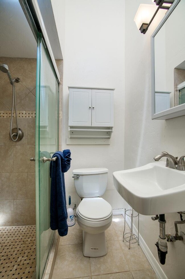 Building Photo - 502 W Roma Ave