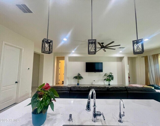 Building Photo - Gorgeous 4 bed 3.5 bath + Den with FULL SO...