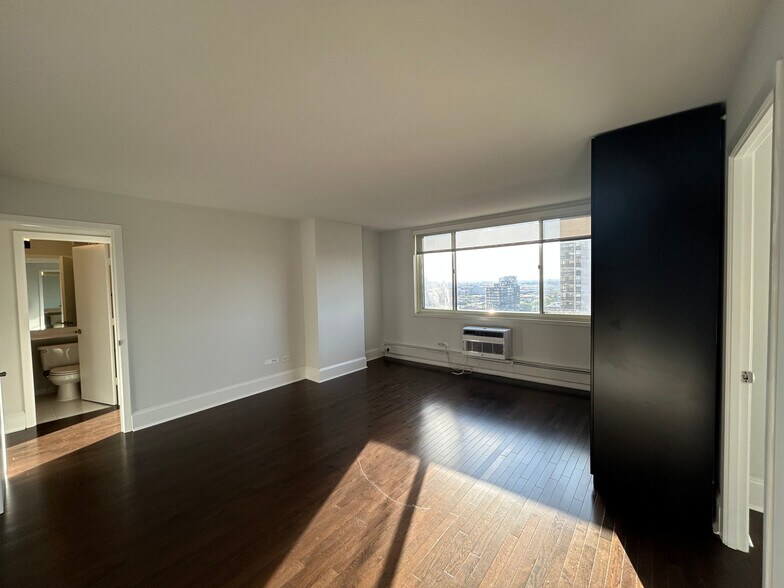 Building Photo - 1350 N Dearborn St