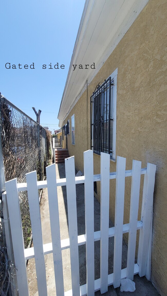 Building Photo - 636 W 74th St