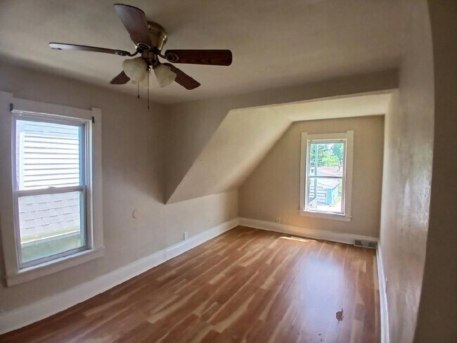 Building Photo - 4 Bed 1 Bath