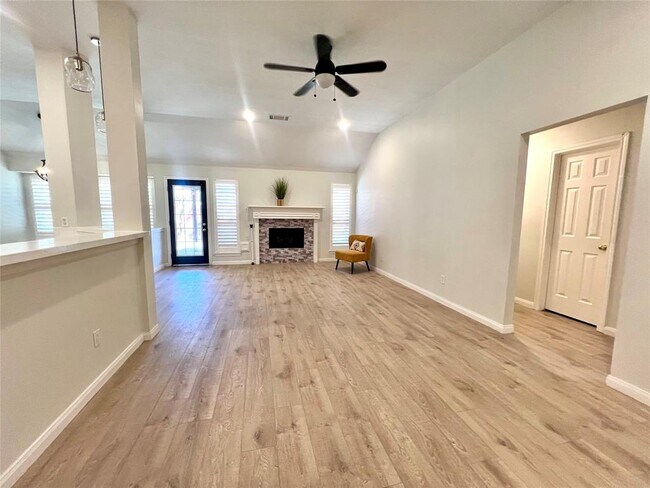 Building Photo - 5012 N Nelson Dr