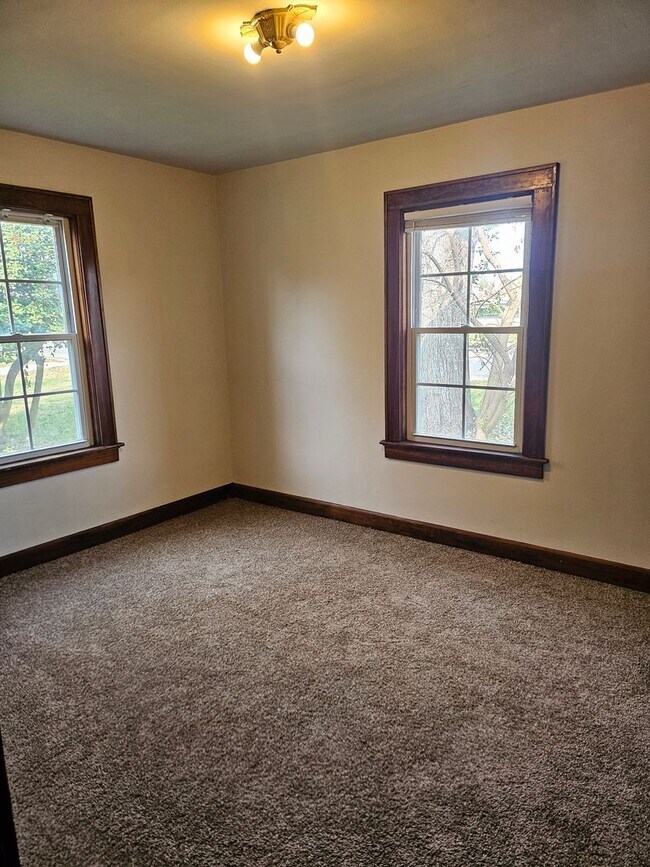 Building Photo - 2 bed 1 house