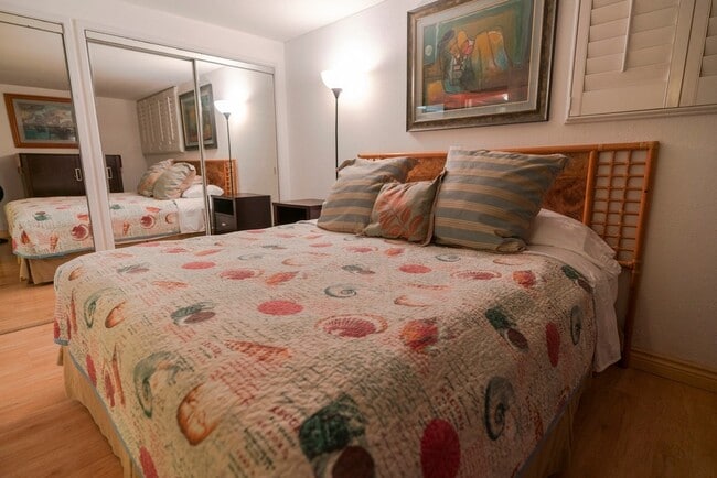 Building Photo - BEACH FRONT 2/2/1pkg, furnished condo on W...