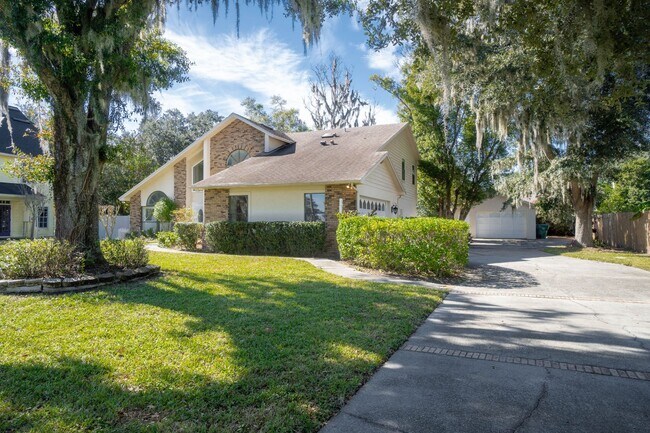 Building Photo - FOR RENT!!! STUNNING AND SPACIOUS SINGLE FAMILY HOME WITH LAKE VIEW...