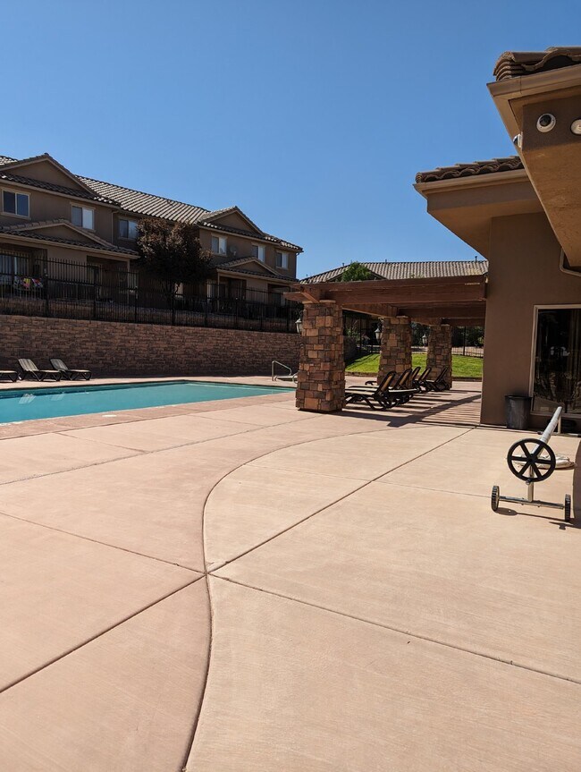 Building Photo - Fossil Hills Townhomes 3 Bed 2.5 Bath