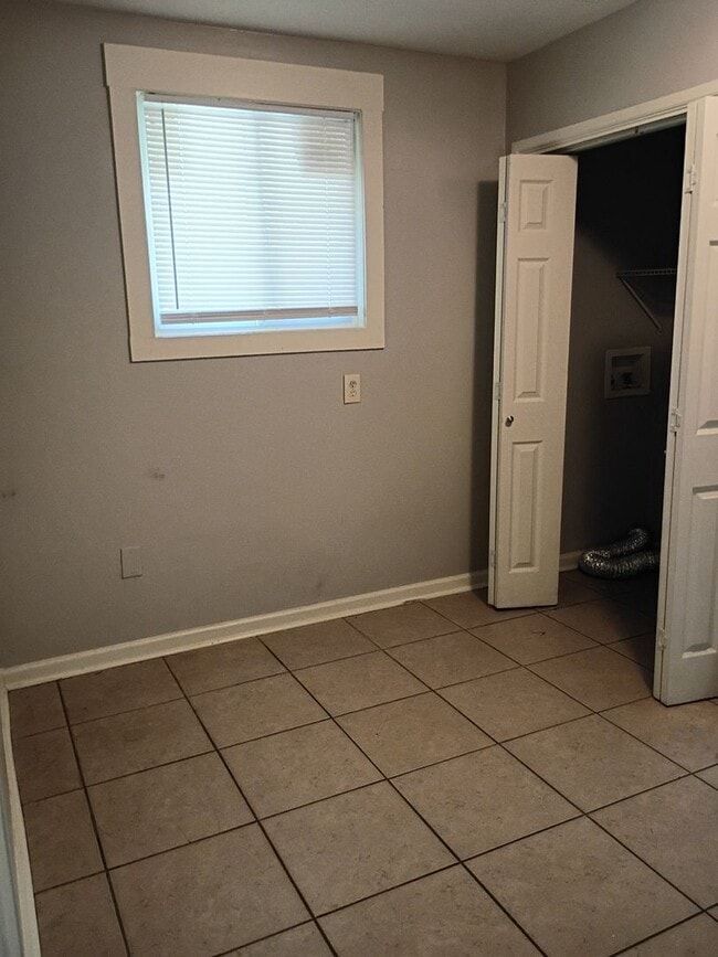 Building Photo - MOVE IN READY