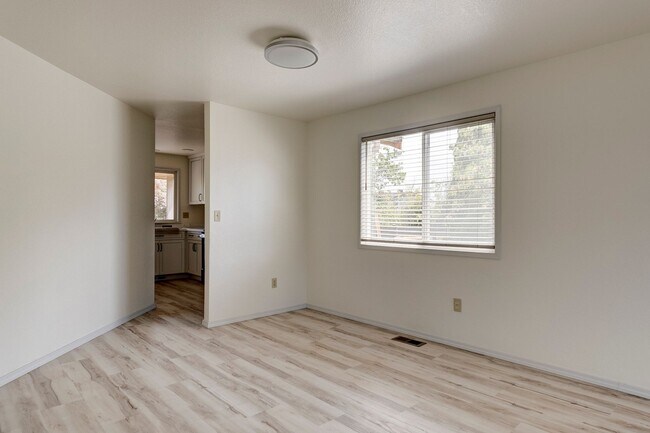 Building Photo - 418 SW Erie Cir