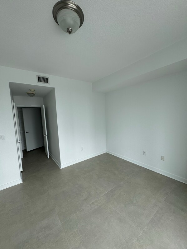 Building Photo - 1111 SW 1st Ave