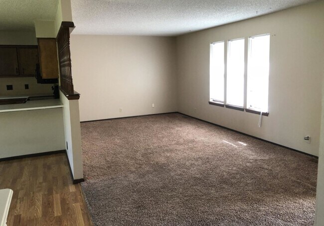 Building Photo - HUGE 4 bedroom 3 bath house for rent