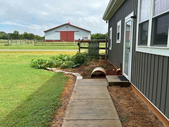 Building Photo - Charming Country House Fully Furnished