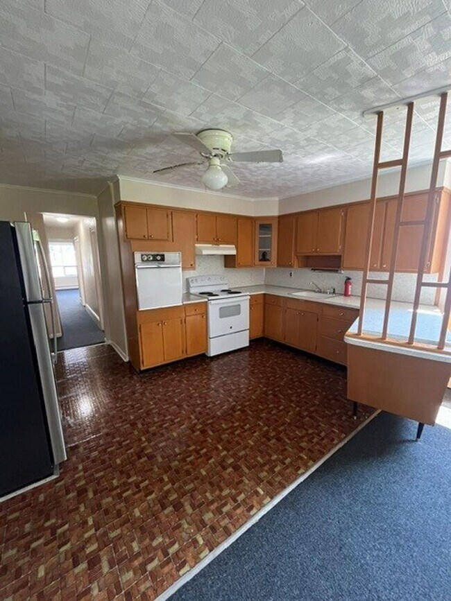 Building Photo - 3 bedroom 1 bathroom