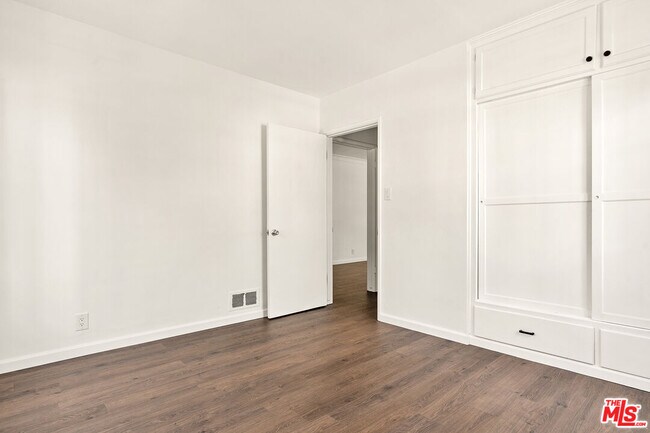 Building Photo - 9214 Beverly Blvd