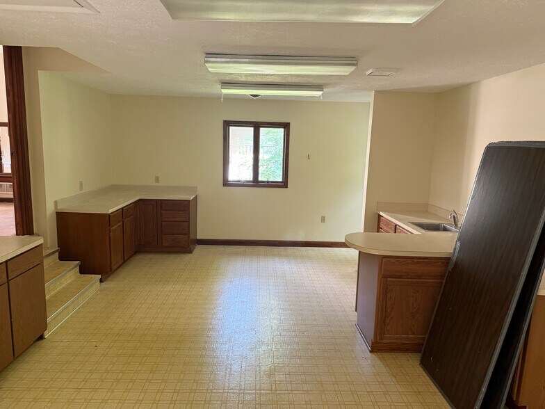 rec room - 511 E Royalton Rd