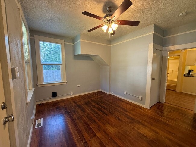 Building Photo - Cozy 2 Bedroom 1 Bath Home