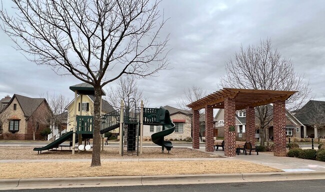 Building Photo - Beautiful Home on the park in Vintage Town...