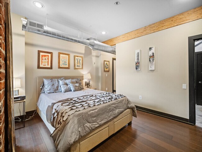 Building Photo - 401 W 1st Ave