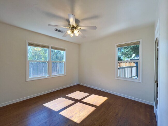 Building Photo - MON301