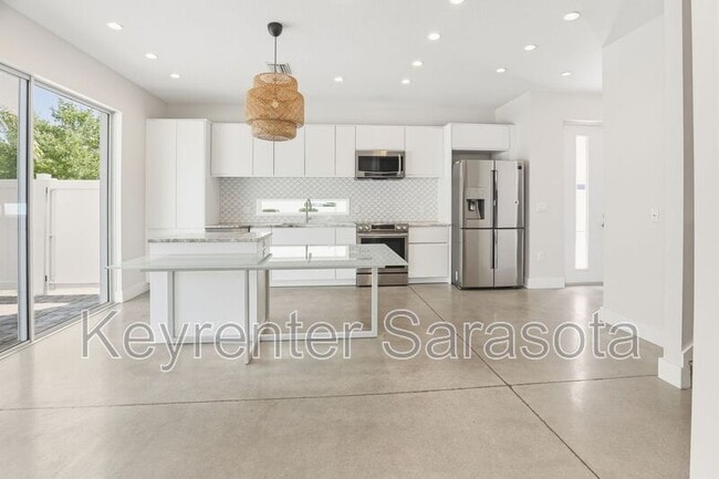 Building Photo - 2066 Roselawn St