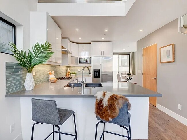 Building Photo - RARE Luxurious 3 Bedroom + Office in Hillcrest / Mission Hills